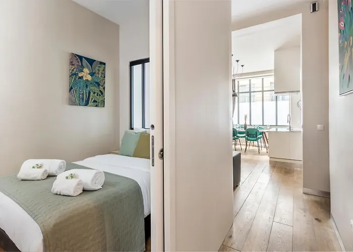 Design Et Confort Near Champs Elysees